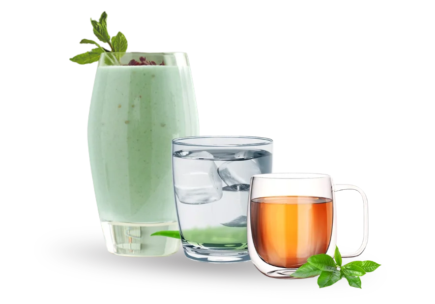 Vaso de batido cremoso, vaso de agua y taza de té de hierbas Herbalife.