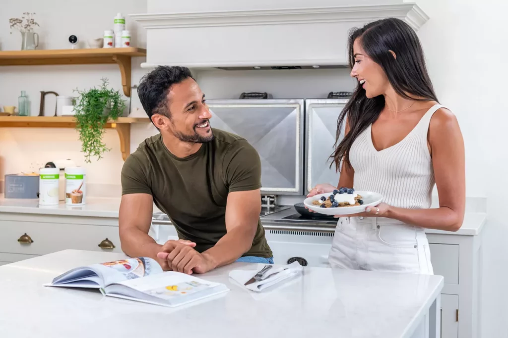 Pareja saludable preparando comida equilibrada con el asesoramiento de Herbalife España y comprarherbal.es desde 2015.